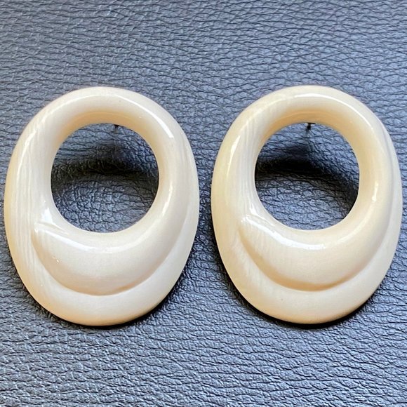 Vintage White/Cream Earrings - Picture 1 of 3